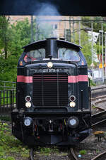 Nach Ankunft des V90-Duo´s startet die Diesellokomotive 211 079-9 auf der Ruhrtalbahn in Richtung Witten. (Hattingen, Juli 2021, Standort: Fuß-/Radweg entlang der Gleise)