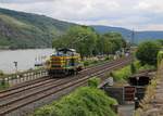 Die 211 074-0 vom Erfurter Gleisbau kam am 14.07.2015 als Tfzf in Richtung Koblenz durch Oberwesel.