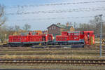 Kein Wintereinsatz für Schneeschleuder und Schneepflug, die mit Loks der BR 212 in Stralsund stehen. - 13.03.2017 - Aus dem fahrenden Zug aufgenommen.