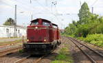 212 325-5 und 212 047-5 beide von der EFW kommen als Lokzug aus Koblenz nach Köln und kammen aus Richtung Koblenz,Bonn und fuhren durch Roisdorf bei Bornheim in Richtung Köln.
Aufgenommen vom Bahnsteig in Roisdorf bei Bornheim.
Bei schönem Sonnenschein und Wolken am Nachmittag vom 1.5.2018.