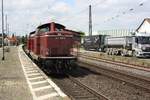 # Roisdorf 35
Der Nachschuss auf die Schöne 212 047-5 die mit 212 325-5 aus Koblenz/Bonn kommend durch Roisdorf bei Bornheim in Richtung Köln dieseln.

Roisdorf
01.05.2018