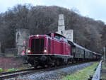 Die Diesellokomotive 212 007-9 passiert am zweiten Fahrtag die Burgruine Hardenstein.