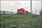 212 325 der TSD schiebt den Dampfzug, gefhrt von der 78 468 in den Gterbahnhof Kln-Kalk ein.