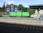 V100 01 der Ilmebahn GmbH (212 268-7) wartet in Einbeck Salzderhelden auf Gleis 3, um über die Gleise 2 und 1 auf die Gleise der Ilmebahn kreuzen zu können und danach in das Betriebswerk in
