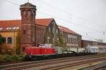 V100 2299 VEB mit leeren Trafotransportwagen in Wuppertal Unterbarmen, am 17.11.2019.