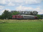 Fast wie zur Bundesbahnzeit kommt die 212 084-8 der DBK Historische am 3.6.2018 mit ihrem Sonderzug von Welzheim nach Schorndorf an mir vorbei gefahren das Foto entstadt kurz vor der Einfahrt in