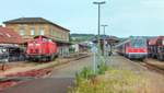 Bad Neustadt (Saale) am 19.6.01: 212 329 rangierte auf Gleis 1 und 614 024 stand auf Gleis 3.