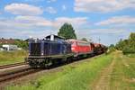 Saar Mosel Rail 212 024-4 mit 225 133-8 und Schotterwagen am 18.07.20 in Beienheim 