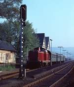 Die Siegener 212 160 wartet im April 1978 mit dem aus Dreiachsigen Umbauwagen gebildeten E 3444 von Berleburg (damals noch ohne Bad) nach Siegen. 