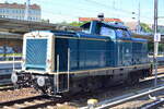 DB Fahrwegdienste GmbH mit  212 329-7  (NVR:  92 80 1212 329-7 D-DB ) am 03.06.21 Durchfahrtgleis Bf. Berlin Lichtenberg.