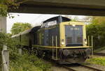 212 039 von Railflex fährt mit dem aus sechs dreiachsigen Umbauwagen bestehenden Sonderzug nach Flandersbach in Ratingen Ost ein (26.9.21).