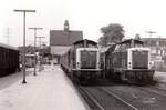 In den Kopfgleisen von Remscheid-Lennep warten im Mai 1981 die beiden Nahverkehrszüge nach Opladen (über Wermelskirchen) mit 212 099 und Dieringhausen (über Wipperfürth) mit 211