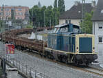 Die DB-Diesellokomotive 212 376-8 schiebt einen mit alten Schwellen beladenen Bauzug, so gesehen Ende Juni 2017 in Bochum.