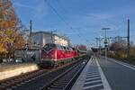 V 200 033 und 212 079-8 der Museumseisenbahn Hamm ziehen einen Sonderzug nach Hameln durch den Kamener Bahnhof (26.11.2022)