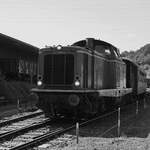 Die 1962 bei MaK gebaute Diesellokomotive 212 007-9 zieht einen Personenzug zum Bahnhof Bochum-Dahlhausen, so gesehen Ende April 2025 im Bochumer Eisenbahnmuseum.