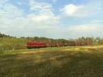 212 084 am 18.04.2008 mit einem Gterzug am Wingerdorfer Buckel zwischen Wingersdorf und Frensdorf