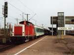 Einer die letzte Reisezge mit BR212. Die 212 047-5 mit RB 25031 zwischen Emden Hbf und Emden Auenhafen auf Emden Hauptbahnhof am 7-4-2001. Bild und scan: Date Jan de Vries. 