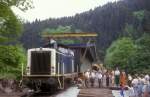 212 136  schiebt die neue Brcke auf die alte Brcke  Calw 19.05.90