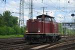 Einfach herrlich dieses altrot... 212 052-5 der EfW, Lz in Ausfahrt Gremberg Gbf, Richtung Kln-Kalk. (18.05.2009).