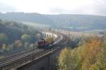 Br 212 093 mit einem Schienenreinigungswagen, der das feuchte Laub von den Schienen entfernt, berquerte am 15.10.2009 den Bekeviadukt in Altenbeken.
