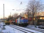 NBE 212 256-2 mit einem Bauzug in Wiesbaden-Schierstein.