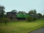 V100 01 der Ilmebahn berfhrt einen Pw4, am 18. Oktober 2009 in Drentrup. Im Hintergrund das ehemalige Stellwerk Do, welches heute als Wohnhaus umgebaut ist.

Die Lok wurde im Motiv bewusst von den Bumen verdeckt, da das eigentliche Motiv das Stellwerk sein soll. Leider mute ich aus Platzmangel diesen Kompromiss eingehen... - eine andere Aufnahmemglichkeit beider Motive (Zug und Stellwerk) gibt es leider nicht. Man sieht im Hintergrund auch wie zugewachsen das Stellwerk ist :-(