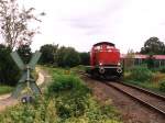 V100 Emsland II der Emslndische Eisenbahn GmbH mit eine Lokfahrt zwischen Ramsloh und Sedelsberg bei Sedelsberg am 19-8-2004.