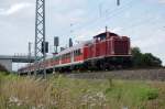 V100 2009 (212 009-5) der HBN mit leeren Personenwaggons in Friesack(Mark) in Richtung Paulineaue. 10.08.2010