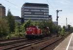 212 036-9 bringt ein Bauzugwagen nach Duisburg Entenfang, hier in Dsseldorf Rath am 20.07.10