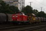 212 298-4 mit einem Bauzugwagen in Kln West am 27.07.2010