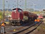 Portrait der 212 240-6 von EFW (V100) mit einem Bauzug im frisch eingeschottertem Gleis in Aachen West.