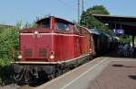 212 309 bringt die Wagen des Historischen Schienenverkehrs Wesel nach Rdesheim, hier in Dinslaken am 27.06.2010