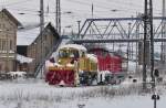 212 298 schiebt seine Schneefrse aus dem Bf Stralsund Richtung Greifswald am 25.12.2010