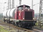 DB 212 309-9 mit zwei Kesselwagen in Duisburg Hbf am 28.4.2011