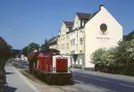 212 298 auf der Ennepetalbahn zwischen Hagen und Altenvoerde. Im Bereich Gevelsberg verluft die Strecke wie eine Straenbahn entlang der Klner Strae 11.05.1993.