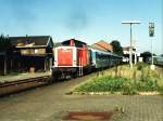 In 1996 gab es noch BR 212 und 215 zwischen Kleve und Krefeld/Dsseldorf. Hier fahrt die V100 212 050-9 mit RB 8715 Kleve-Dsseldorf ab auf Bahnhof Kleve am 5-9-1996. Bild und scan: Date Jan de Vries.