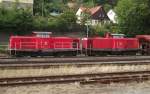 212 034-3 und 212 298-4 stehen am 16. August 2011 mit einem Schotterzug von Pressig-Rothenkirchen nach Lichtenfels auf Gleis 4 im Bahnhof Kronach.