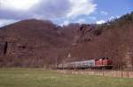 212 264 auf der Rurtalbahn bei Heimbach, 05.04.1987.