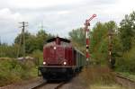 212 133 am 28.08.2011 mit Fotopersonenzug in Mittel-Grndau (Bild vom Bahnsteig)