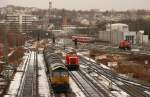 Blick vom neuen Luftsteg über die Ausfahrtgruppe von Hof Hbf am heutigen Mittag, 07.12.2011.