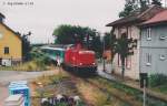 212 330 fuhr am 6.7.99 in den Haltepunkt Ottenhofen-Bergel ein. Dieser machte mit dem schmalen Bahnsteig neben Empfangsgebude und Anbau und dem herumliegenden Material der Baufirma nebenan keinen einladenden Eindruck.