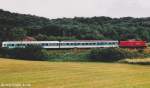 Ein Wendezug mit DB-Cargo-Lok der Baureihe 212 am 6.7.99 kurz vor Steinach.