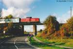 Blick nach Westen auf die Brcke der KBS 808 ber die B 466, 212 272 zieht am 17.10.00 die Regionalbahn nach Steinach. 