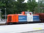 Die Loks der Nordbayerischen Eisenbahn waren in den letzten Monaten oft beim Schottern im Raum Frankfurt zu sehen. Am 21.05.2006 war es 212 261-2 im Bahnhof Sportfeld/Stadion.