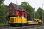 DBG/Bahnbaugruppe 212 097 am 30.4.12 mit einem Baukran bei der Durchfahrt durch Ratingen-Lintorf.