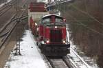 212 024-4 wurde als V 100 2024 im Jahr 1963 in Dienst gestellt.

Seit Dezember 2012 gehrt sie zur Firma  Heinrichsmeyer Eisenbahndienstleistungen  in Trier und damit zum Verbund der HWB - Hochwaldbahn.

Am 01.06.2011 hat die HWB fr zunchst drei Jahre das Rangiergeschft im Stahlwerk Bous im Saarland (bei Saarlouis) bernommen.

212 024 hat ihren Zug aus dem Stahlwerk (rechts) ausgezogen und schiebt ihn nun auf ein Abstellgleis.
12.02.2013