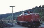 212 327-1 setzt im Mai 1980 im Bahnhof Bayrisch Eisenstein um.