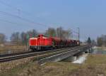 212 265 mit einem Schotterzug am 28.03.2013 bei der berquerung der Isar in Plattling.