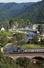 Im Mai 1985 überquert eine 212 mit ihrem Nahverkehrszug von Adenau nach Remagen bei Altenburg die Ahr