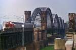 Um 1980 überquert eine 212 die Rheinbrücke zwischen Düsseldorf und Neuss. Ganz rechts sind noch die Reste der südlichen, nach dem Krieg nicht wieder aufgebauten Brücke zu erkennen. 